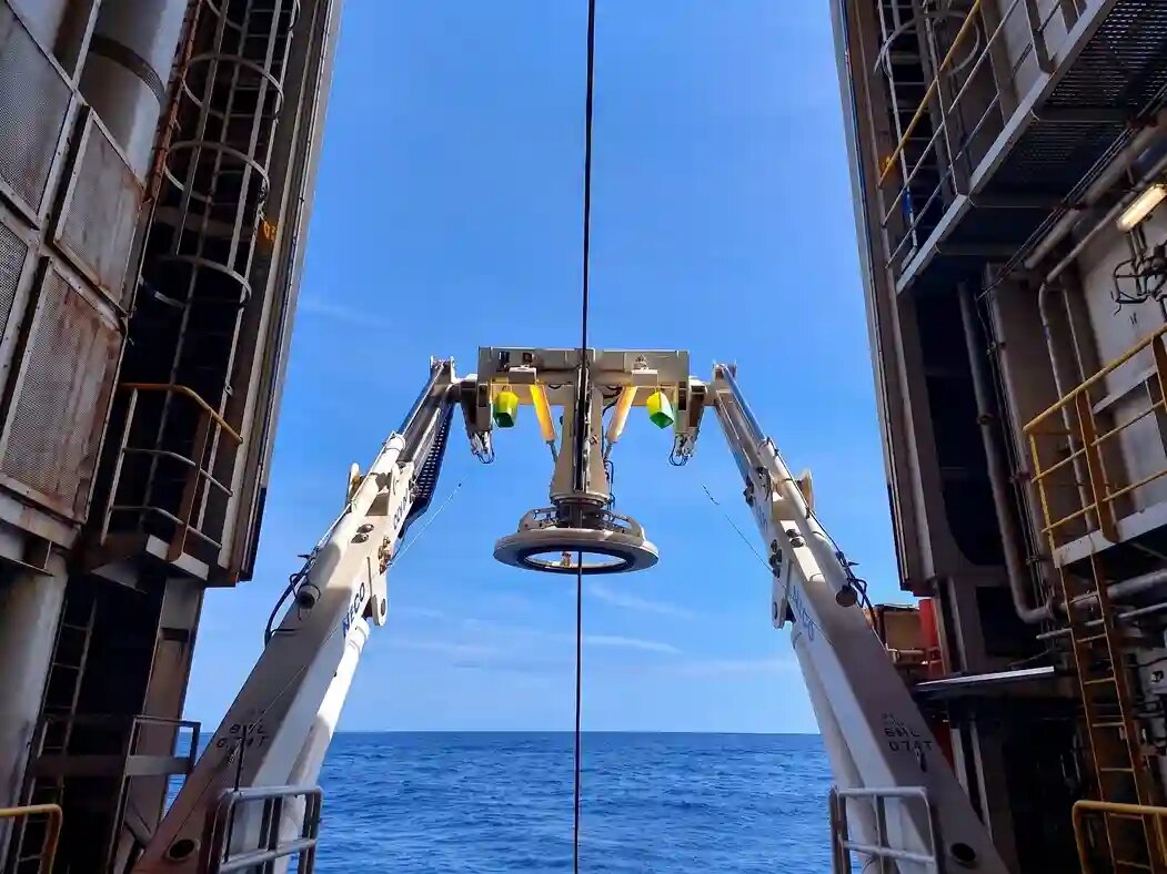 Lançador de ROV com A-Frame içando equipamento submarino sobre o mar