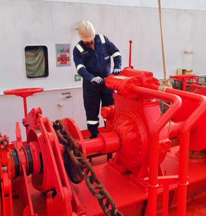 Técnico DMS em manutenção a bordo